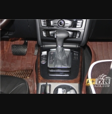 A4L 一鍵啟動 無鑰匙進(jìn)入，全車岑木內(nèi)飾 折疊后視鏡 后排出風(fēng)口 全車燈光包